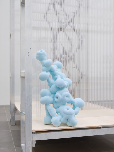 Eine blaue Skulptur