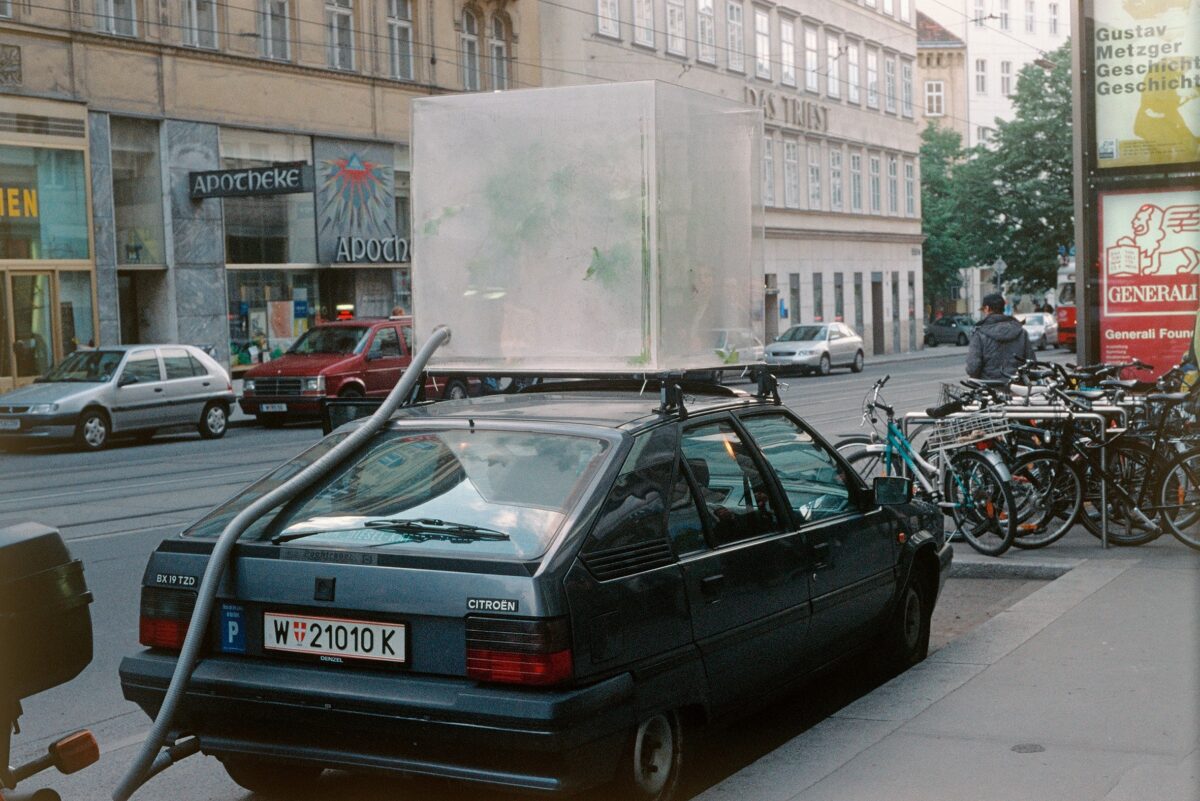 Auto während einer Abgasanalyse
