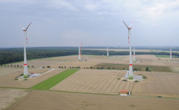 Landschaft mit mehreren Windrädern