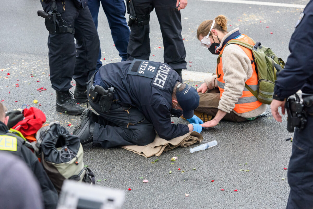 Polizei löst Kleber von Handflächen eines Mitglieds
