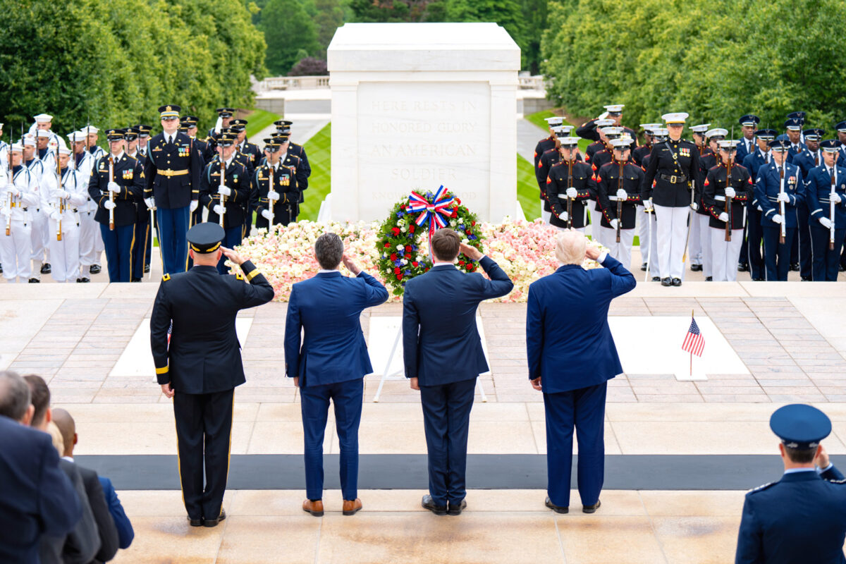Trump und weitere Mitglieder des Militär und Regierung am Memorial Day