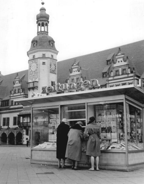Frauen an einem alten Kioskstand in Leipzig