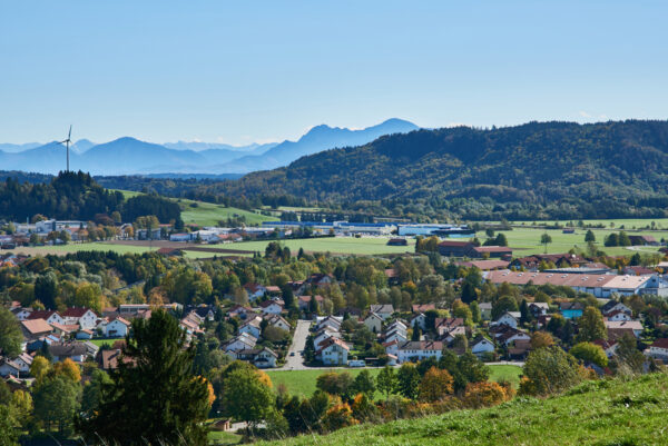 Landschaftsbild mit Bergen im Hintergrund