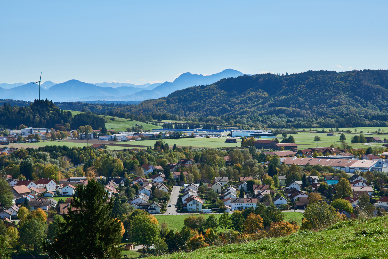 Landschaftsbild mit Bergen im Hintergrund
