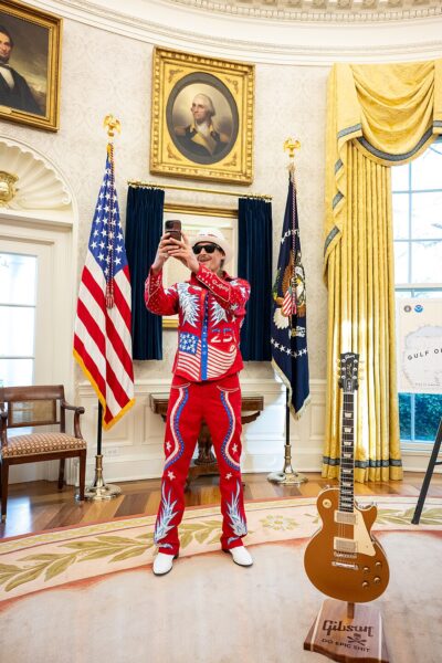 Kid Rock macht ein Selfie im Oval Office.