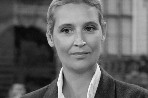 Wer stoppt die AfD? - Relation Magazin Porträt einer Frau mit blonden Haaren und neutralem Gesichtsausdruck, in Schwarz-Weiß. Kontext: Politische Diskussion.