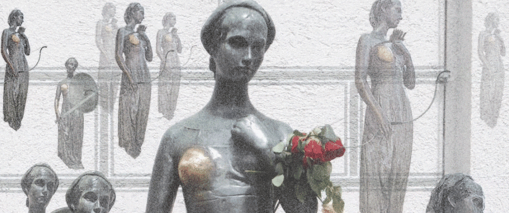Bronzeskulptur einer Frau mit einer Rose, umgeben von schematischen Figuren im Hintergrund. Kontext: Zukunft der Erinnerung.