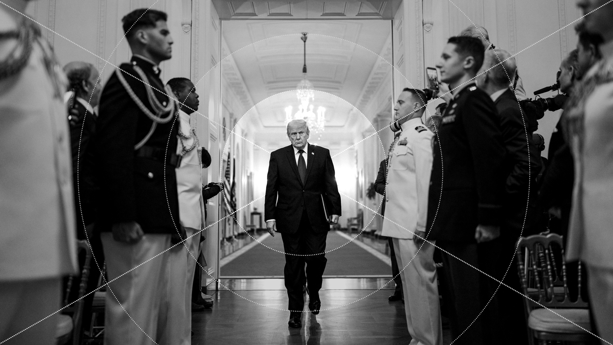 Kevin Warsh schreitet durch eine Reihe von Militärangehörigen bei seiner Amtseinführung im Weißen Haus.